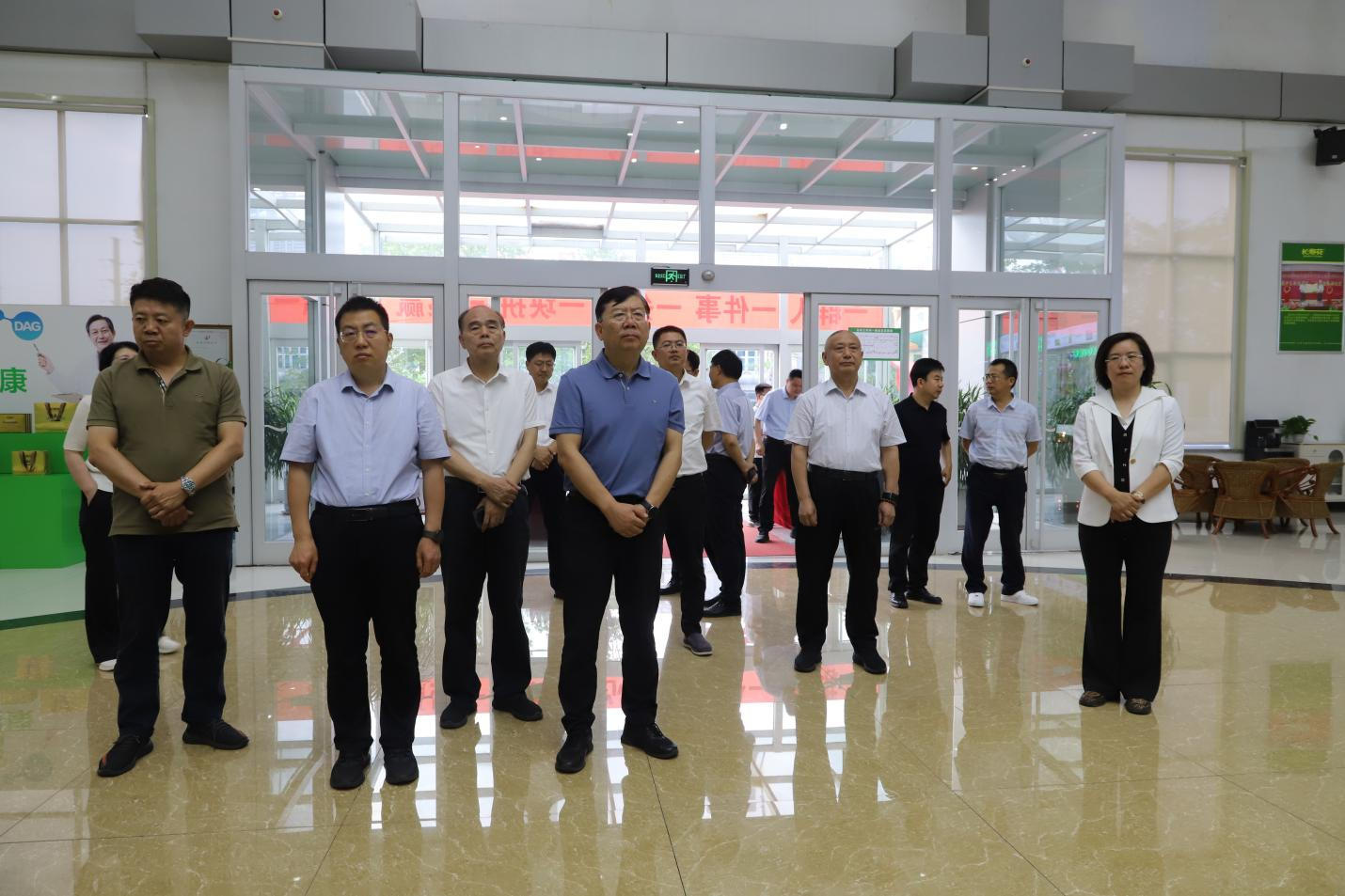 河南省政府参事、省政府原秘书长刘世伟一行来山东EBET易博网站集团调研