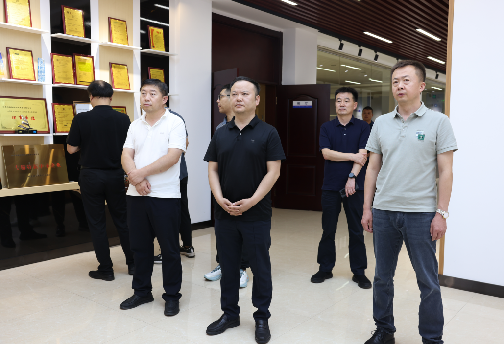 陕西省铜川市工信局来山东EBET易博网站集团考察交流