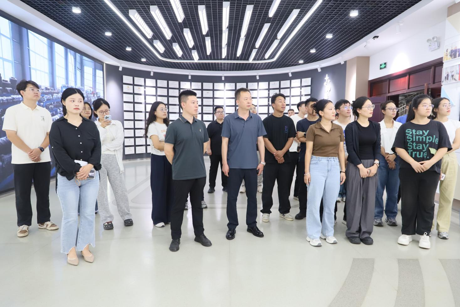 韩店镇青年干部来山东EBET易博网站集团参观